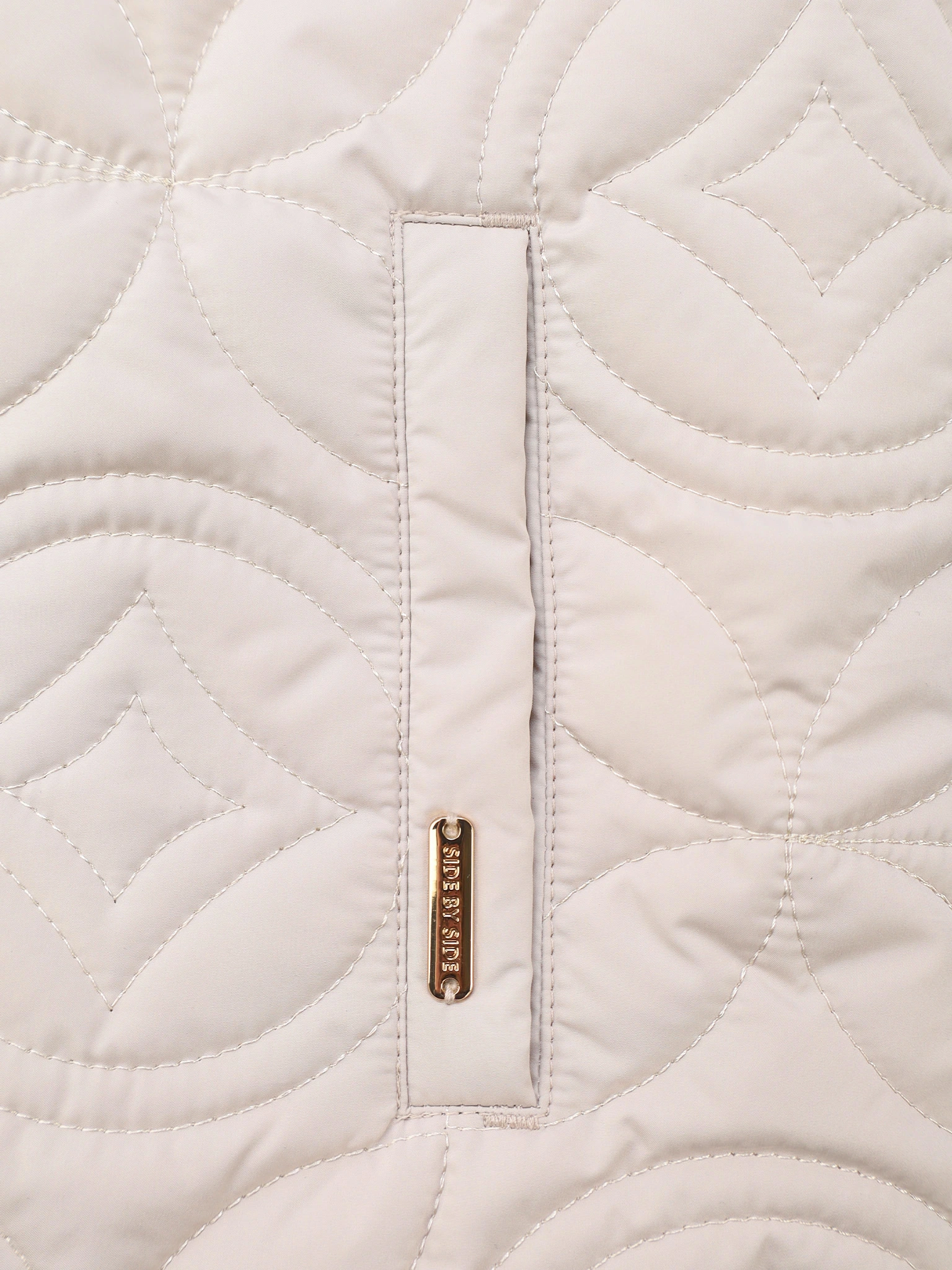 Жилет светло-серого цвета с фигурной стежкой